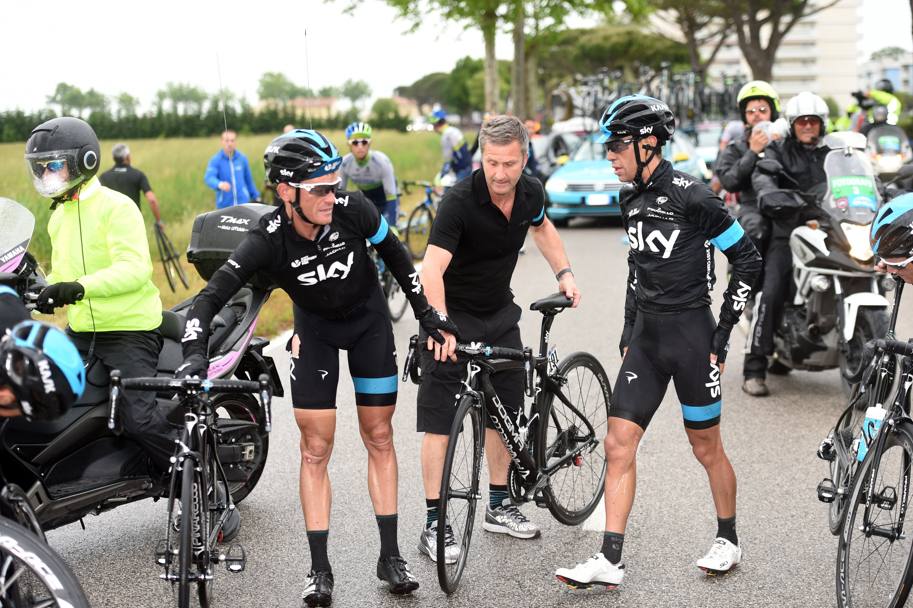 La classifica del Giro viene stravolta a 3,2 km dal traguardo di Jesolo quando una caduta al centro del gruppo vede coinvolti Alberto Contador e Richie Porte. Nella foto, il tasmaniano di Sky dolorante deve ripartire con la bici di Kiryenka. Bettini